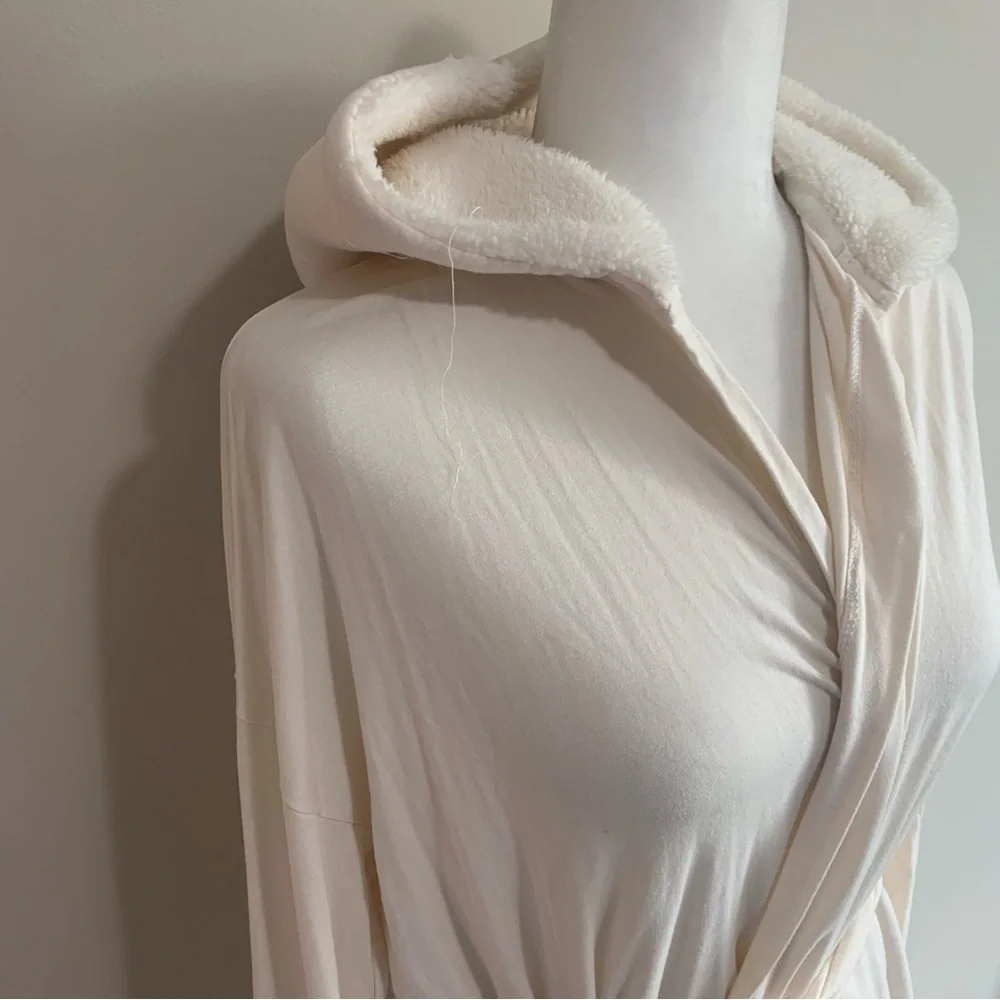 Pure Fiber Soft Sherpa Lounge Belted Hooded Robe - Picture 6 of 11